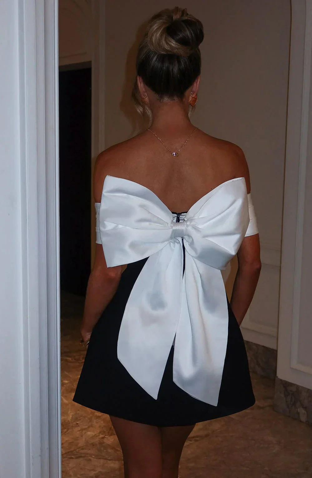 Jessica | Elegante Mini Jurk Zwart met Strikdetail 8