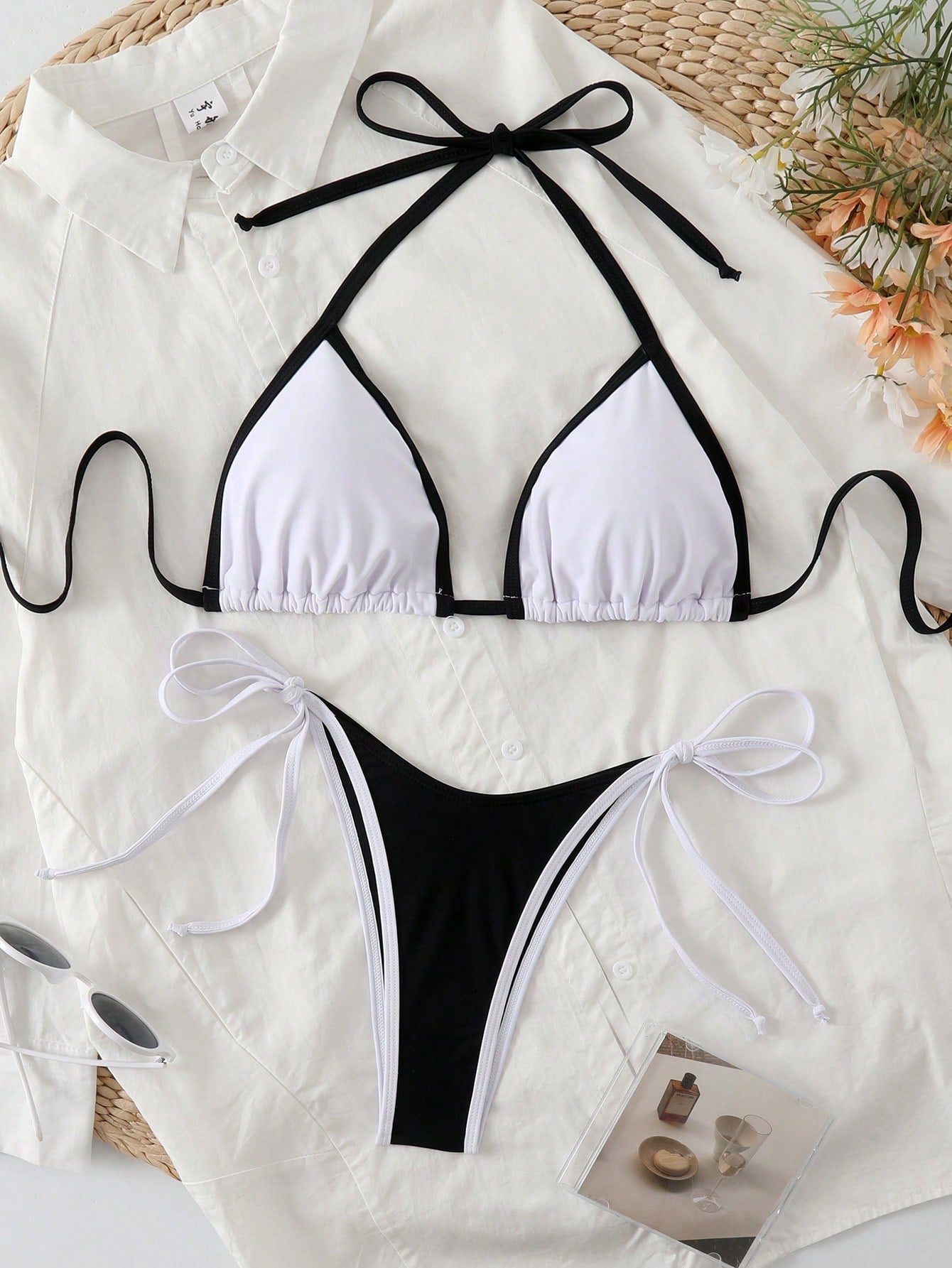 Mira Triangle Bikini Marineblauw | Bikini Set met Contrastzoom 0