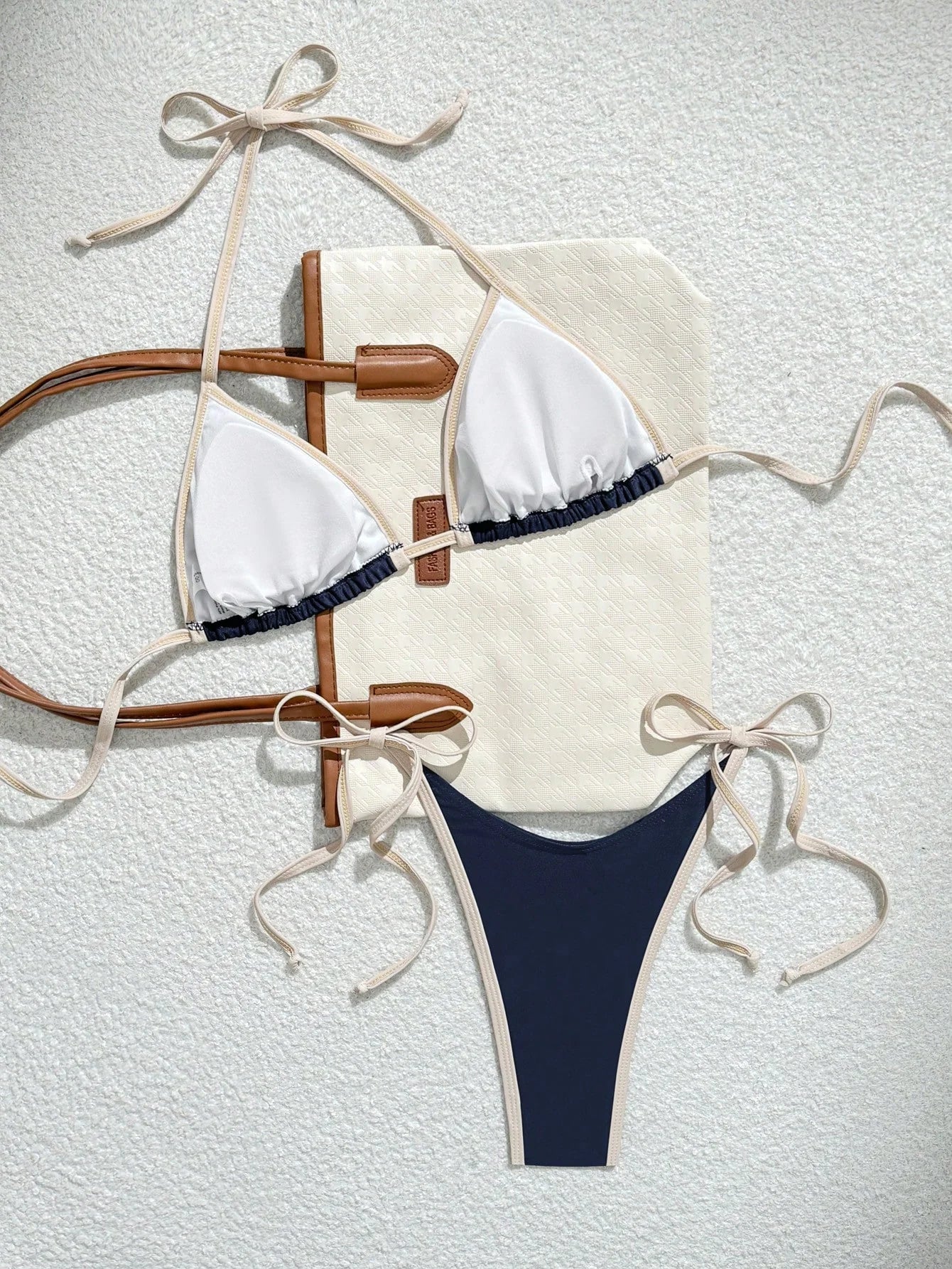 Mira Triangle Bikini Marineblauw | Bikini Set met Contrastzoom 5