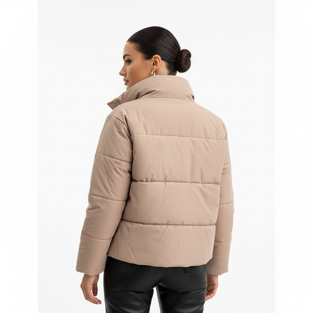 Beige puffer model achterkant - classy