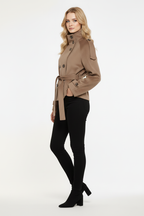 Model andere pose - Taupe trenchcoat