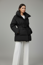 Model draagt zwarte puffer winterjas zijkant