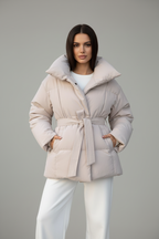 Model draagt beige puffer winterjas voorkant