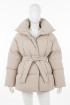 Extra lichte beige puffer winterjas op paspop