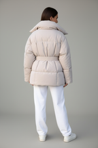 Model draagt beige puffer winterjas achterkant