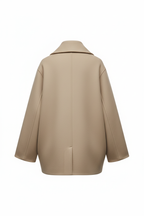 Beige winterjas achterkant op paspop