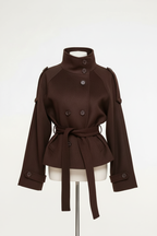 Donkerbruine korte trenchcoat op paspop