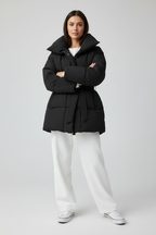 Model draagt zwarte puffer winterjas voorkant